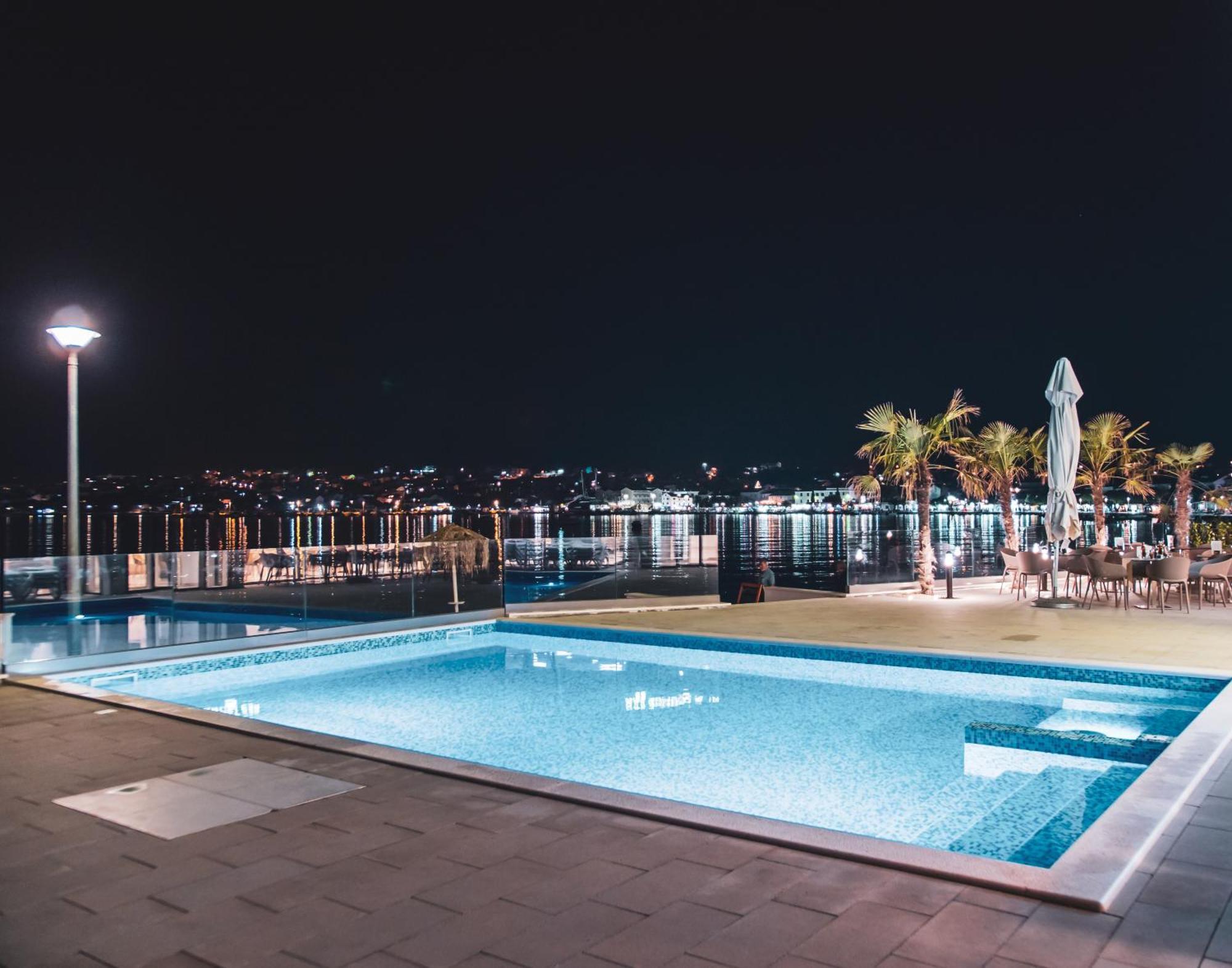 Kaneo Beach Hotel Novalja Buitenkant foto
